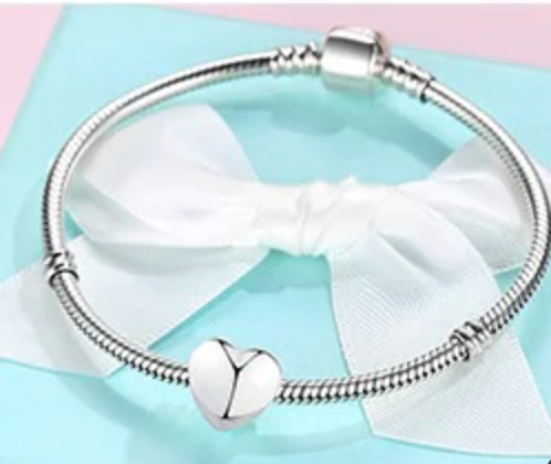 Wearing a Personalized Photo Charm Bracelet: A Stylish Way to Show Off Your Memo